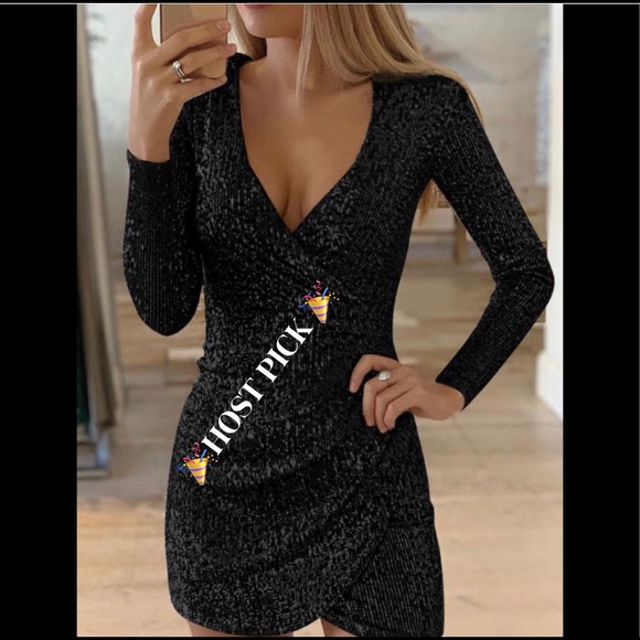 Dresses & Skirts - STUNNING DRESS🎉HP🎉